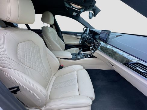 Used 2022 BMW 530e w/ Premium Package image 20