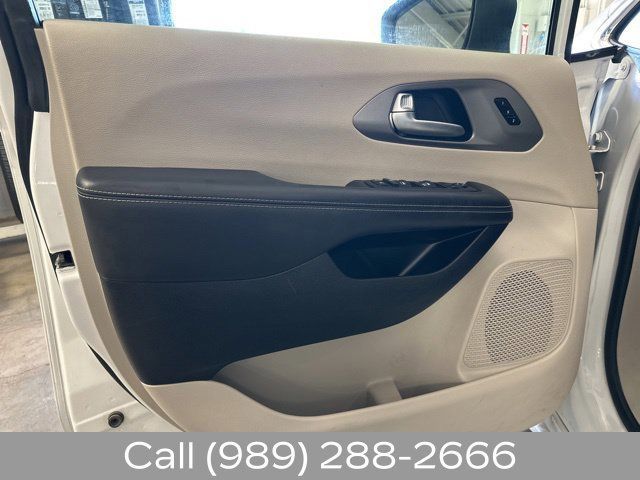 Used 2023 Chrysler Pacifica Touring-L FWD image 11