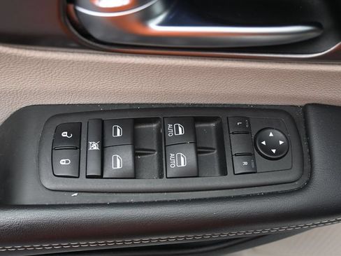 Used 2023 Chrysler Pacifica Touring-L FWD image 19