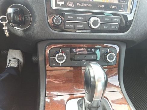 Used 2013 Volkswagen Touareg TDI image 7