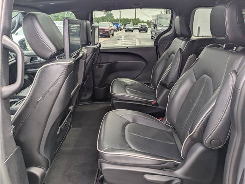 Used 2023 Chrysler Pacifica Limited w/ Uconnect Theater Family Group FWD image 17