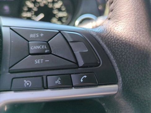 Used 2018 Nissan Rogue SV image 14