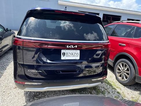 Used 2024 Kia Carnival LX FWD image 3
