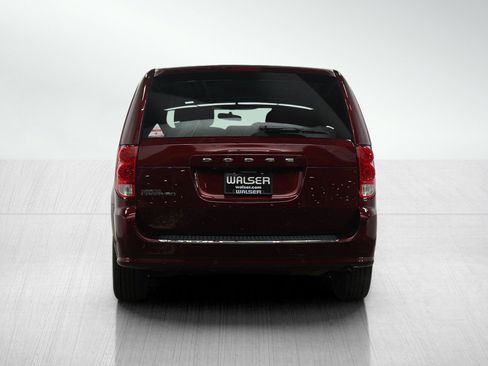 Used 2018 Dodge Grand Caravan SE image 4