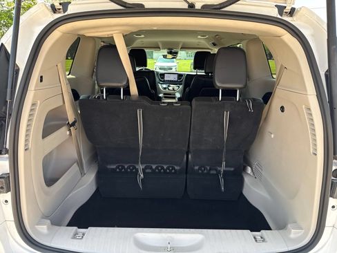 Used 2024 Chrysler Pacifica Touring-L FWD image 31