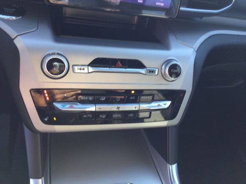 Used 2022 Ford Explorer XLT w/ Equipment Group 202A image 21