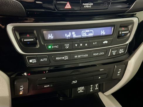 Used 2018 Honda Pilot Touring image 24