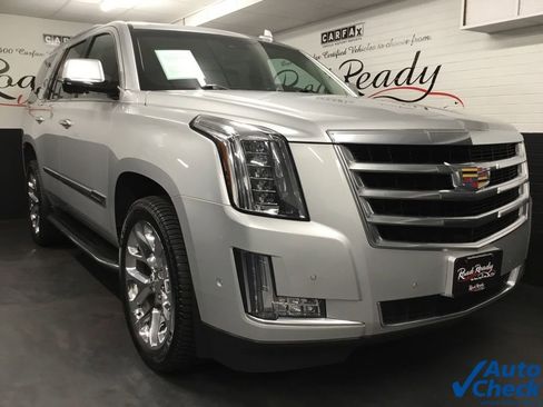 Used 2017 Cadillac Escalade Luxury image 3