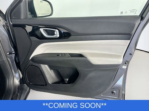 Used 2023 Jeep Compass Limited image 27
