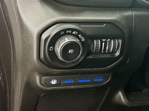 Used 2022 Jeep Wrangler Unlimited Sahara w/ Dual Top Group AWD/4WD image 17
