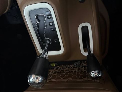 Used 2017 Jeep Wrangler Unlimited Sahara w/ Connectivity Group AWD/4WD image 14