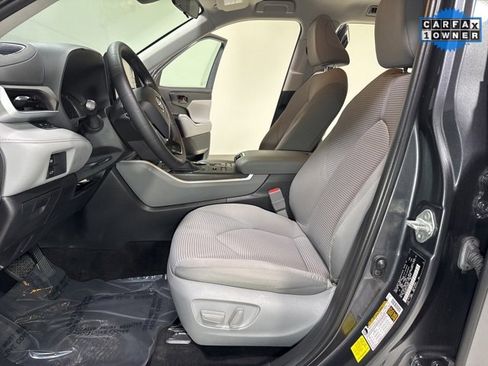 Used 2020 Toyota Highlander LE image 11