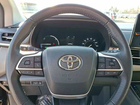 Used 2024 Toyota Sienna XLE image 18