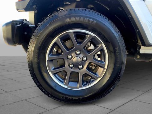 Used 2023 Jeep Gladiator Overland image 10