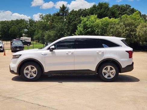 Certified 2023 Kia Sorento LX FWD image 4