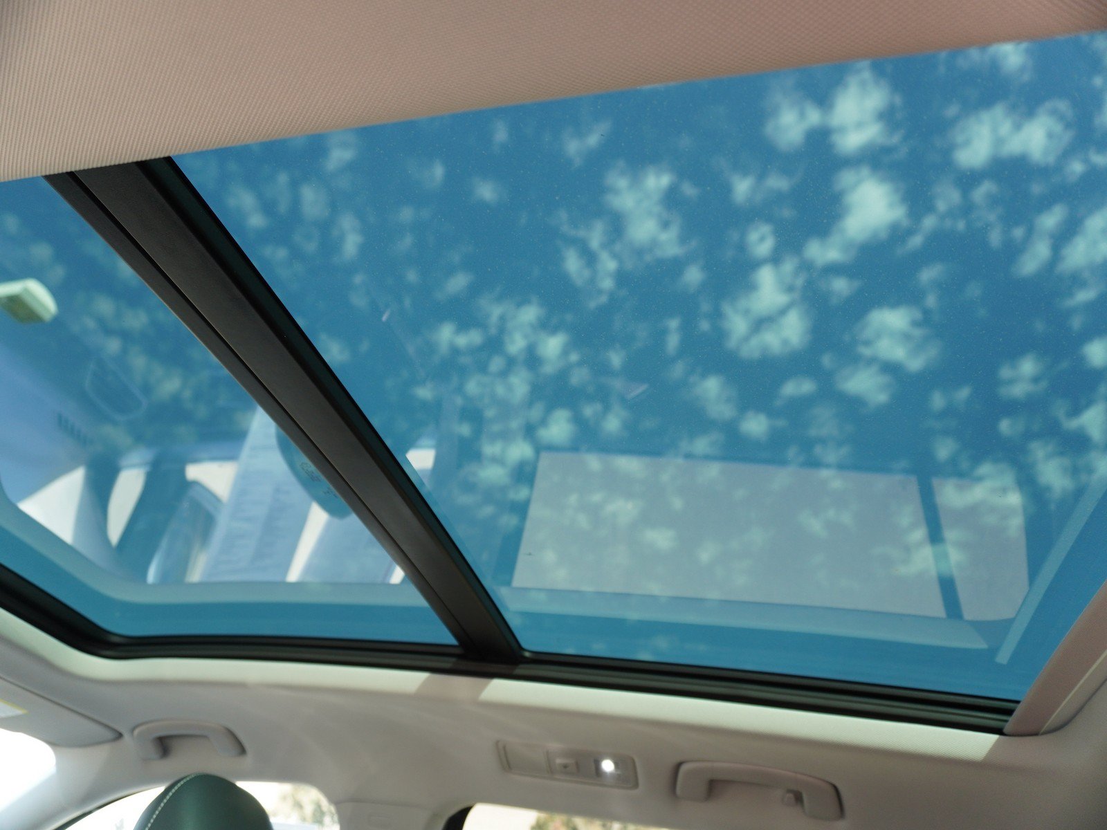 Used 2023 Volkswagen Tiguan SE w/ Panoramic Sunroof Package AWD/4WD image 15