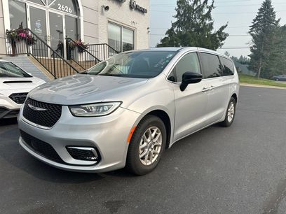 Used 2024 Chrysler Pacifica Touring-L