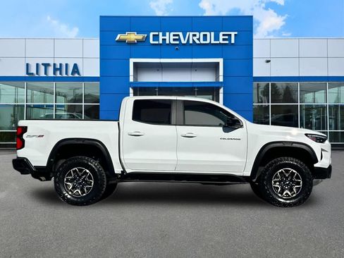 Used 2025 Chevrolet Colorado ZR2 w/ Technology Package AWD/4WD image 8