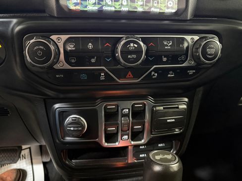 Used 2021 Jeep Wrangler Unlimited Sahara w/ Cold Weather Group AWD/4WD image 32