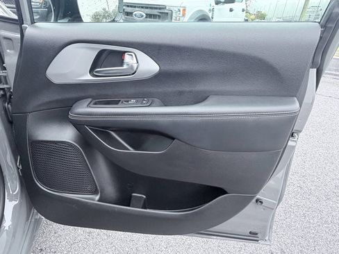 Used 2025 Chrysler Pacifica Limited FWD image 33