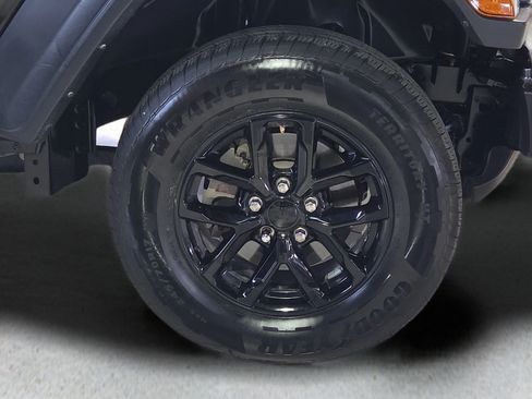 Used 2023 Jeep Gladiator Sport AWD/4WD image 8