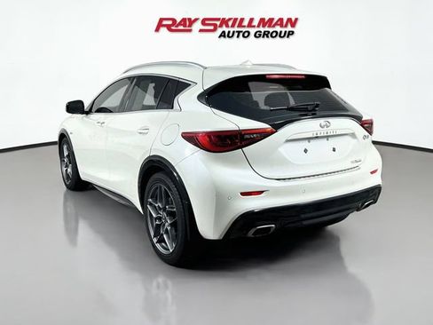 Used 2017 INFINITI QX30 Premium w/ Navigation Package FWD image 5