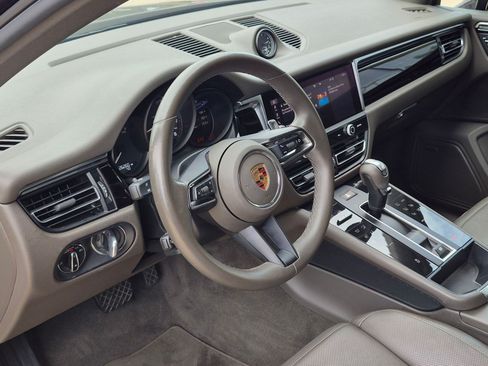Certified 2024 Porsche Macan AWD/4WD image 4