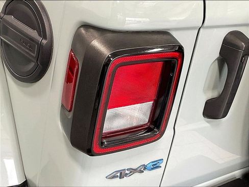 Used 2024 Jeep Wrangler Unlimited w/ Convenience Group AWD/4WD image 33