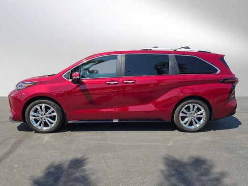 Certified 2024 Toyota Sienna Platinum FWD image 6