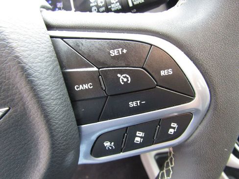 Used 2024 Chrysler Pacifica Touring-L image 8