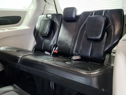 Used 2023 Chrysler Pacifica Touring-L image 13