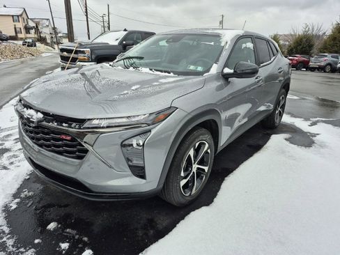 Used 2025 Chevrolet Trax RS w/ Driver Confidence Package image 3