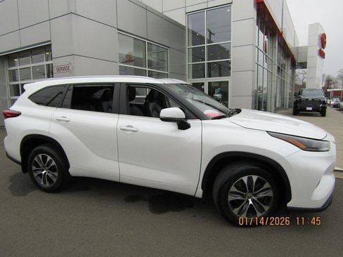 Certified 2023 Toyota Highlander XLE image 1
