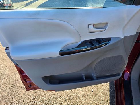 Used 2012 Toyota Sienna LE w/ Towing Pkg image 12