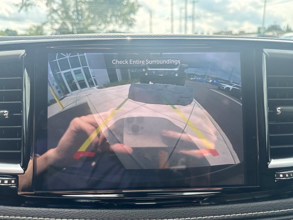 Used 2025 Chrysler Pacifica Limited FWD image 47