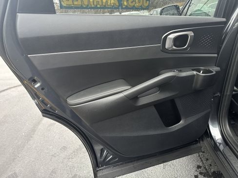 Used 2024 Kia Sorento S image 9