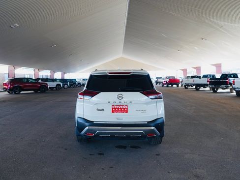 Used 2021 Nissan Rogue Platinum image 3