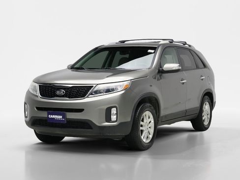 Used 2015 Kia Sorento LX image 4