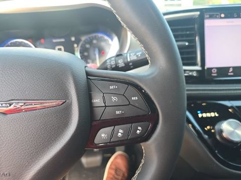 Used 2023 Chrysler Pacifica Touring-L w/ S Appearance Package FWD image 15