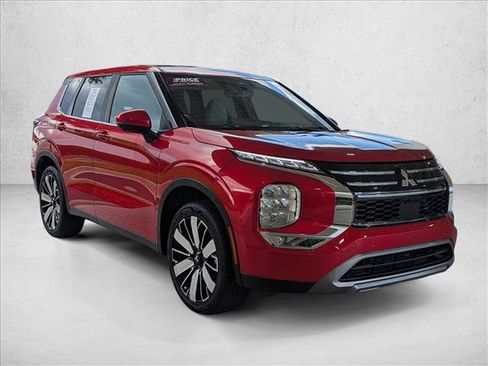 Used 2025 Mitsubishi Outlander SE FWD image 3