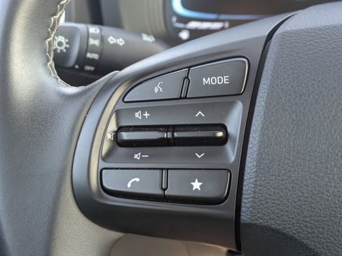 Used 2025 Hyundai Venue SEL FWD image 24