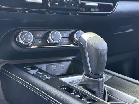 Used 2025 Nissan Kicks SV AWD/4WD image 12