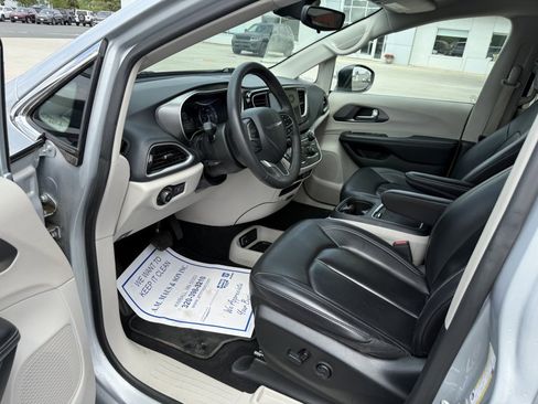 Used 2023 Chrysler Pacifica Touring-L FWD image 10