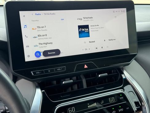 Used 2023 Toyota Venza XLE image 22