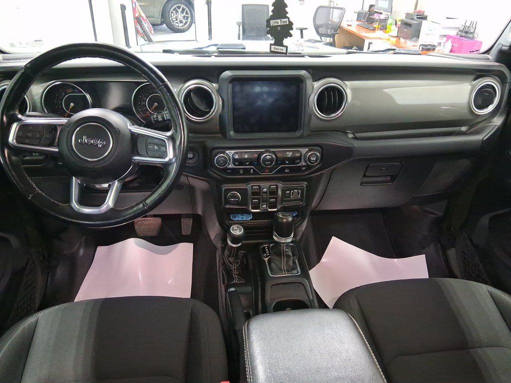 Used 2022 Jeep Wrangler Unlimited Sahara w/ Cold Weather Group AWD/4WD image 11