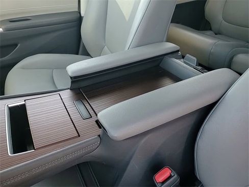 Used 2024 Toyota Sienna XLE image 21