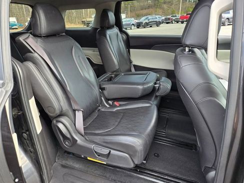 Used 2024 Kia Carnival LX image 17