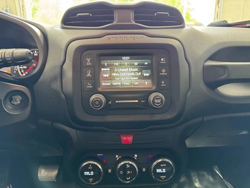 Used 2017 Jeep Renegade Latitude w/ Popular Equipment Group image 38