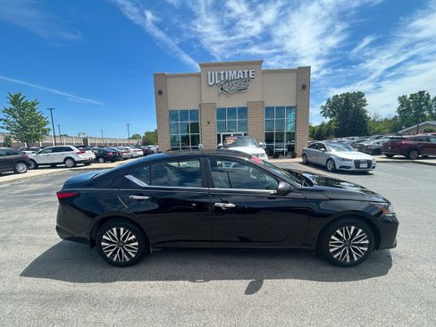 Used 2024 Nissan Altima 2.5 SV AWD/4WD image 1