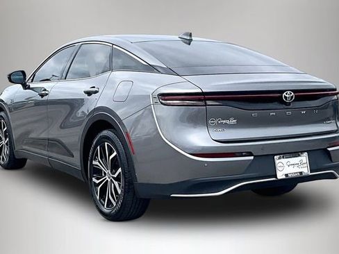 Used 2023 Toyota Crown Limited image 4